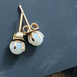Genuine 14k Gold earrings with genuine pearl